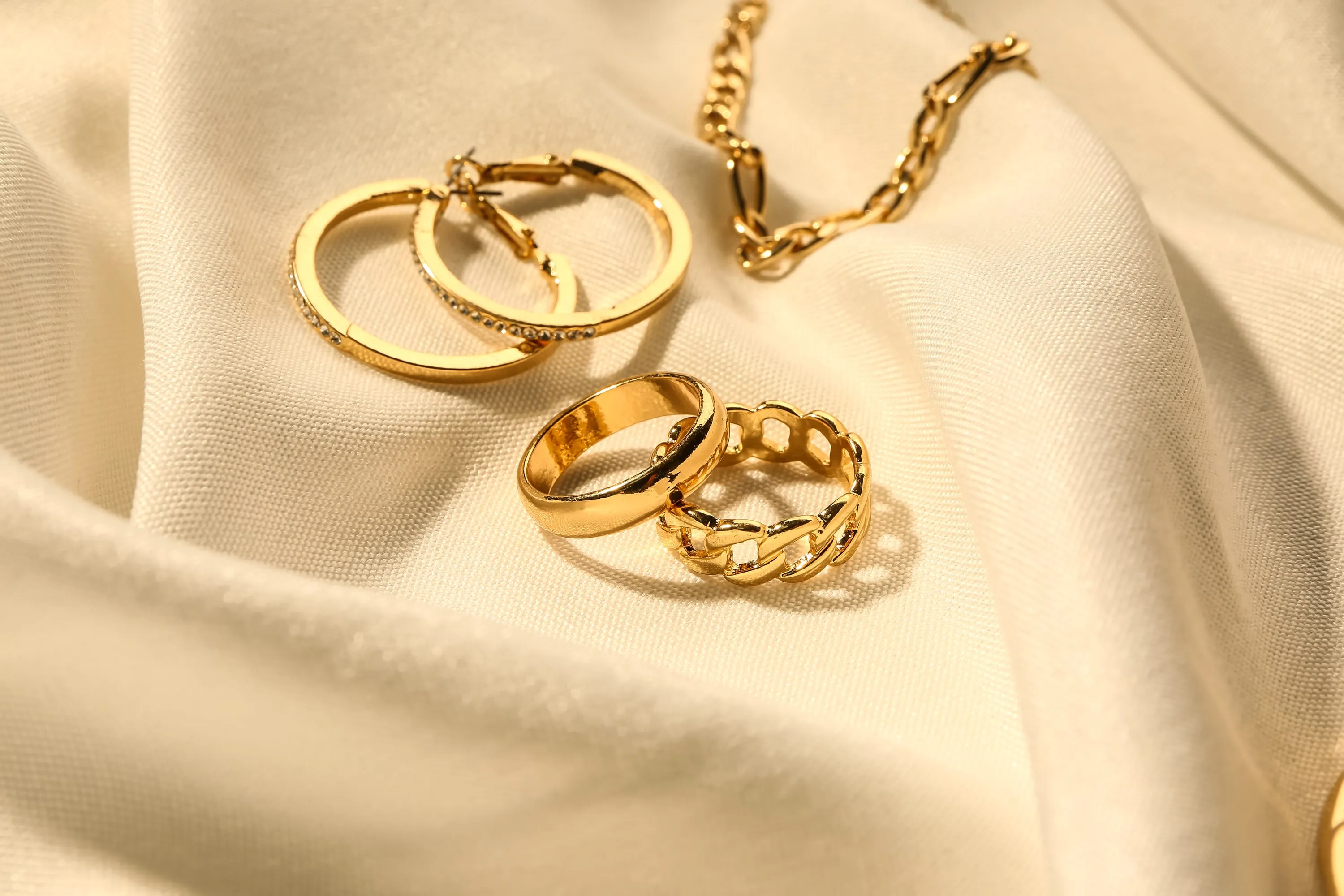 585er Goldschmuck – Ringe und Kette aus 14-Karat-Gold