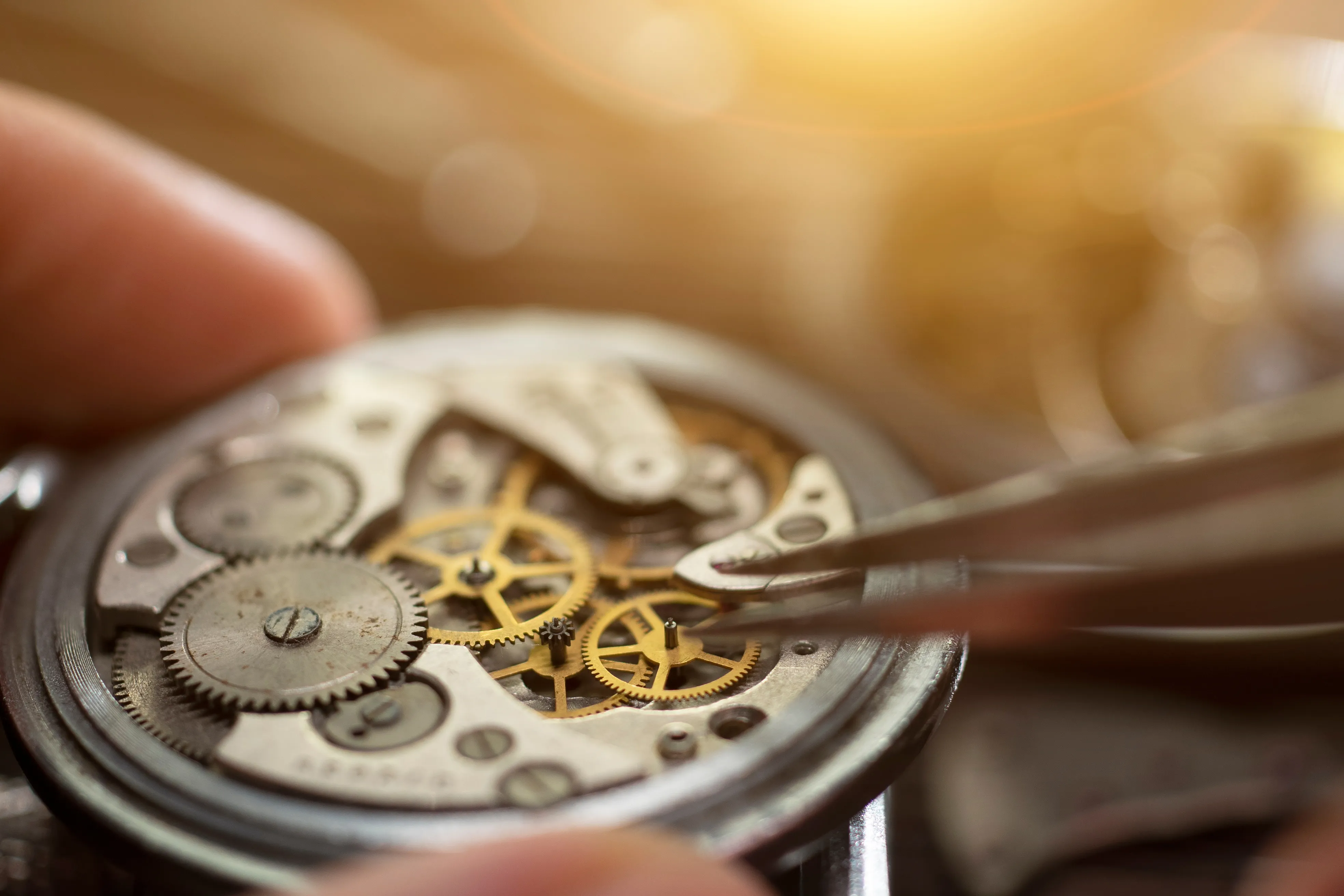 Vintage-Uhrwerk mit Pinzette in der Werkstatt – Uhrenbewertung bei Juwelier Böhnel
